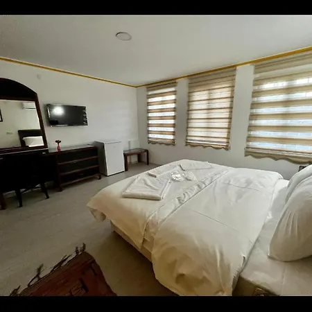 Tag Hotel *